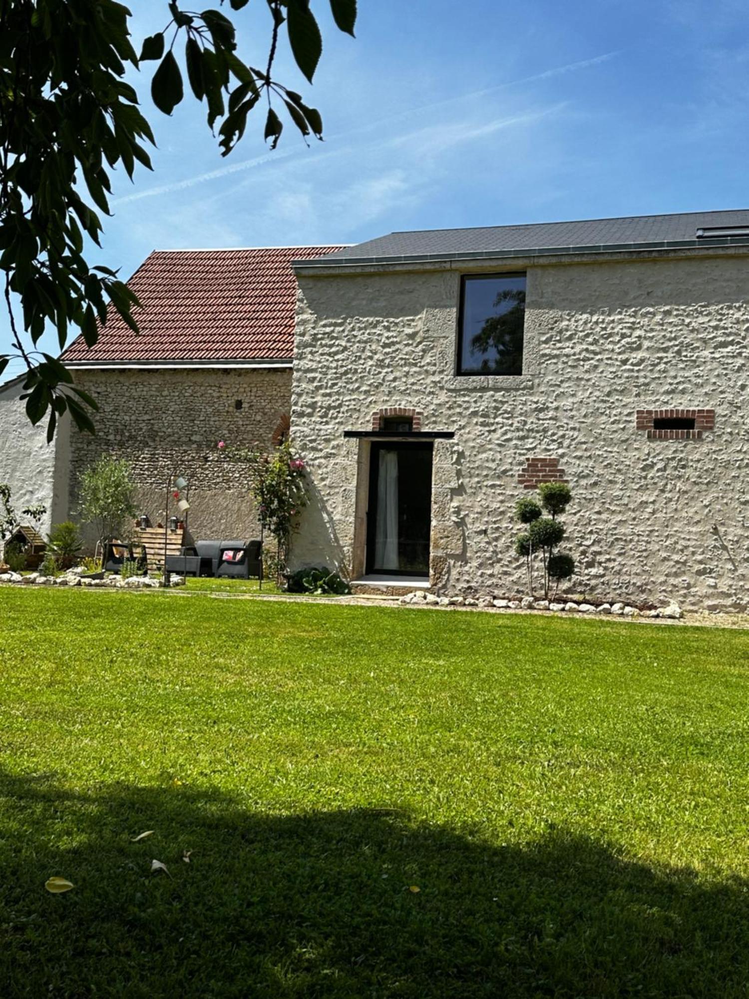 Gite Du Chat Roux La Chapelle-Saint-Martin-en-Plaine Kültér fotó